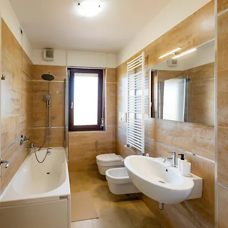 Guesthost - Bright With Terrace