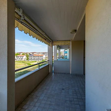 Guesthost - Bright With Terrace Lägenhet *