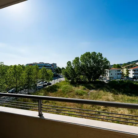 Lägenhet Guesthost - Bright With Terrace *