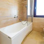 Guesthost - Bright With Terrace Apartment