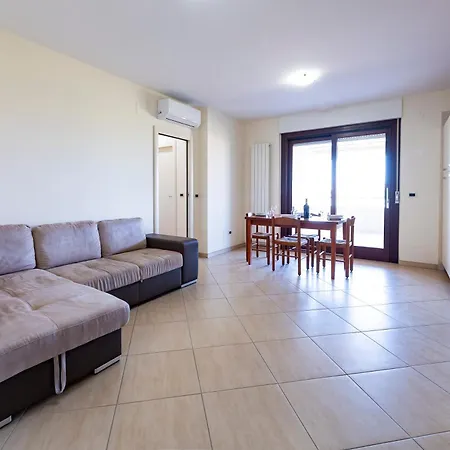 Guesthost - Bright With Terrace Apartment