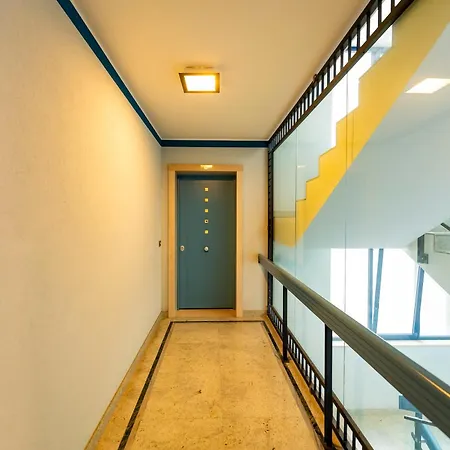 Guesthost - Bright With Terrace Apartament *