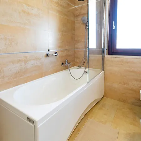 Guesthost - Bright With Terrace Apartament