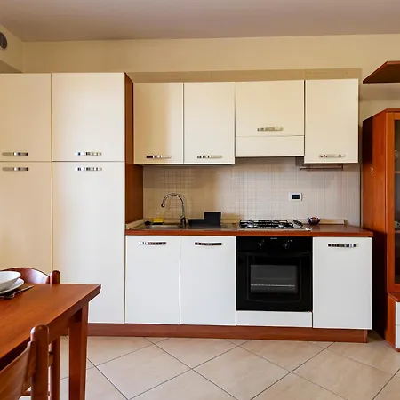 Guesthost - Bright With Terrace Apartament Montesilvano Marina