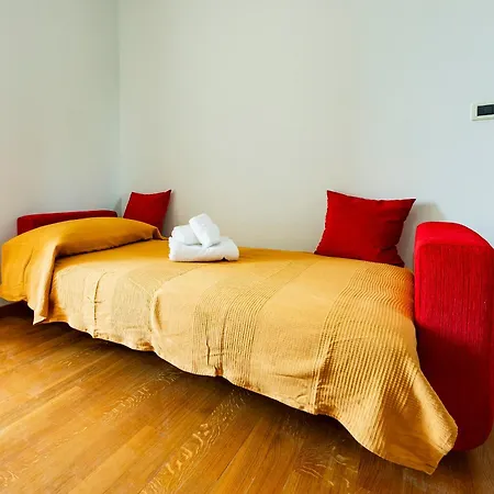 Guesthost - Bright With Terrace شقة