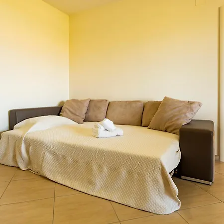 Guesthost - Bright With Terrace Apartament *