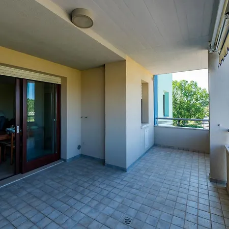 Guesthost - Bright With Terrace Apartament *