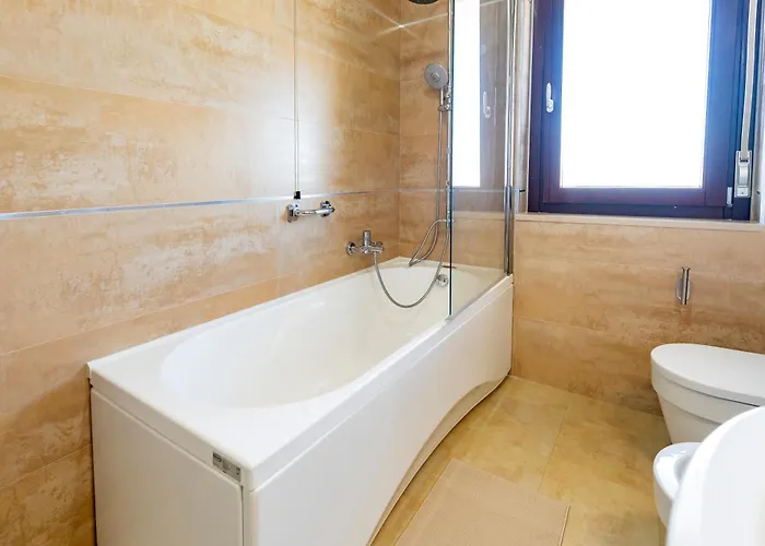 Guesthost - Bright With Terrace דירה