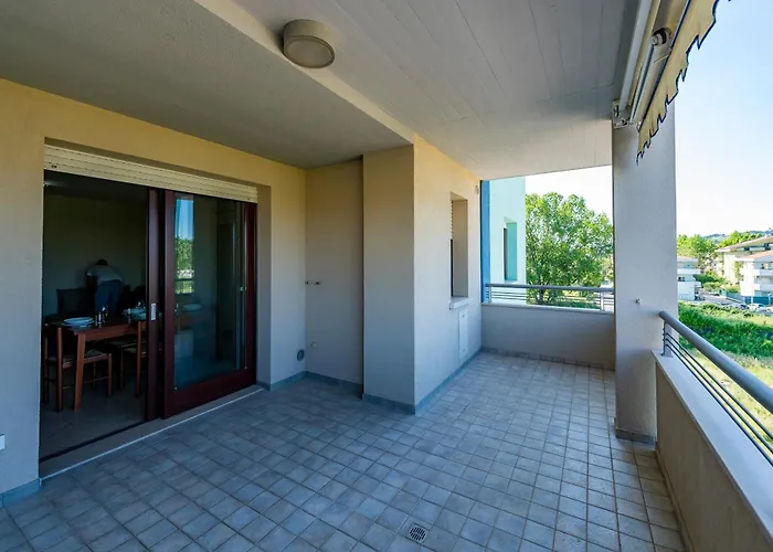 Guesthost - Bright With Terrace Apartmán *